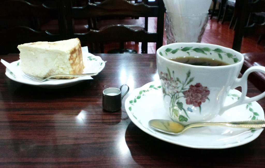 珈和世のチーズケーキとコーヒー